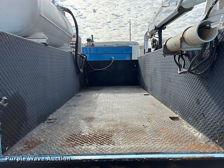 image for item EA4678 2001 International 4900 utility / service truck