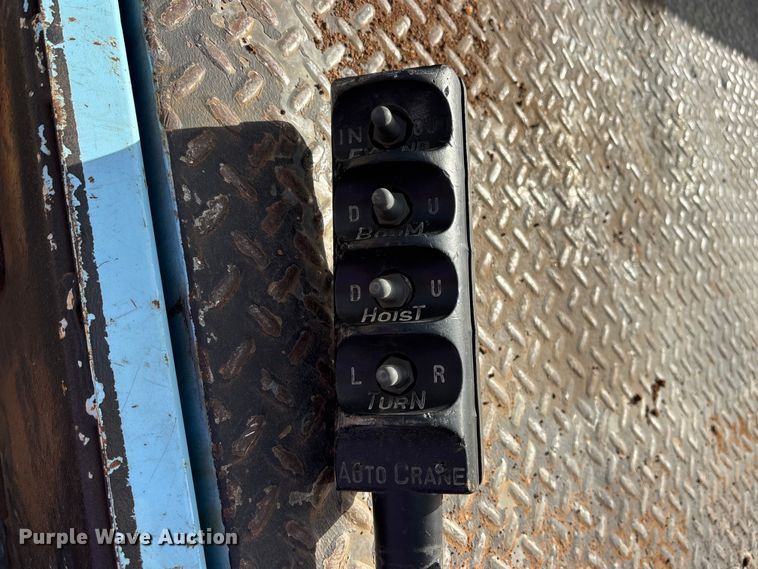 image for item EA4678 2001 International 4900 utility / service truck