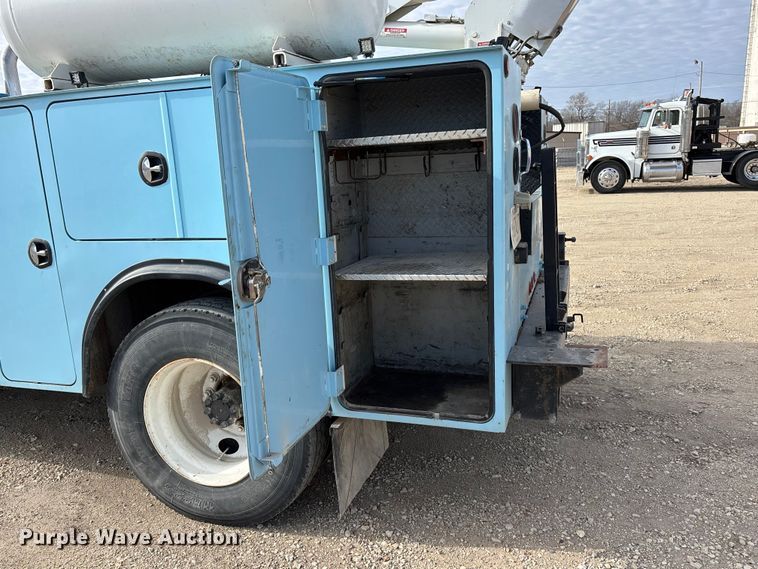 image for item EA4678 2001 International 4900 utility / service truck