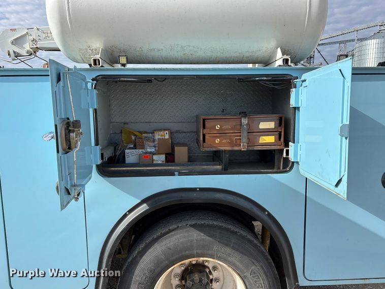 image for item EA4678 2001 International 4900 utility / service truck