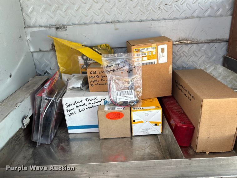 image for item EA4678 2001 International 4900 utility / service truck