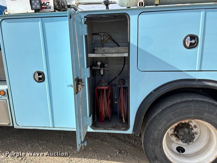 image for item EA4678 2001 International 4900 utility / service truck