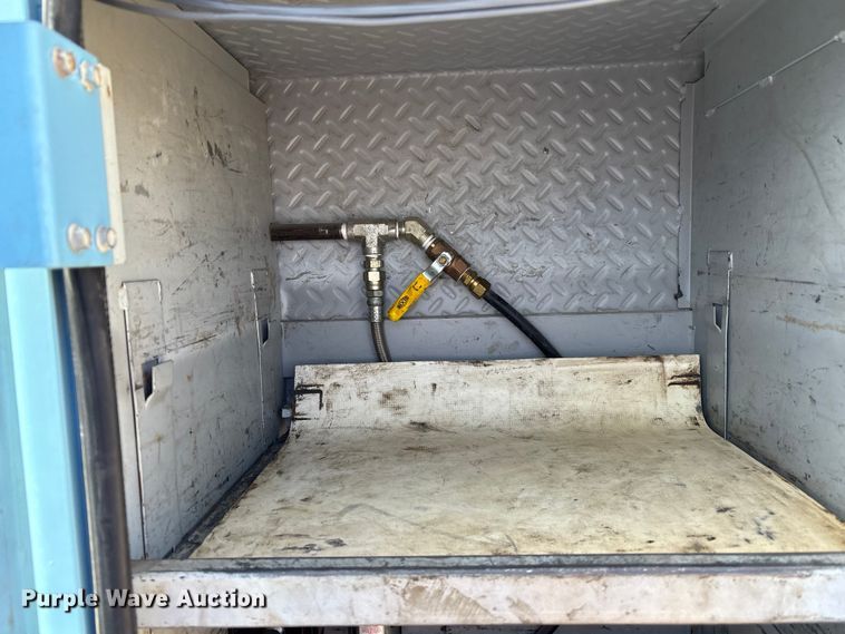 image for item EA4678 2001 International 4900 utility / service truck