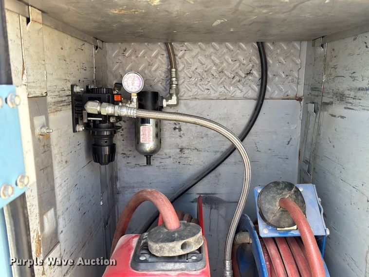 image for item EA4678 2001 International 4900 utility / service truck