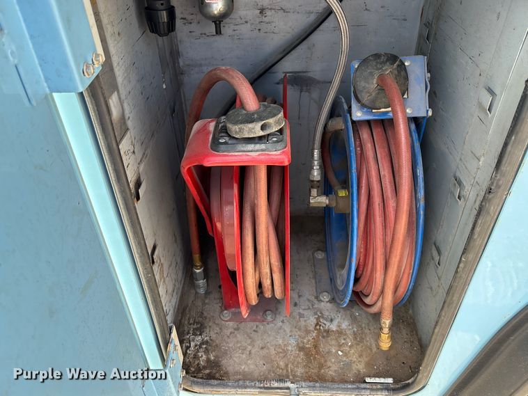 image for item EA4678 2001 International 4900 utility / service truck