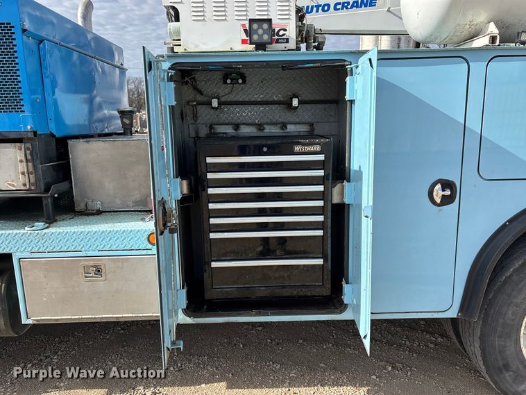 image for item EA4678 2001 International 4900 utility / service truck