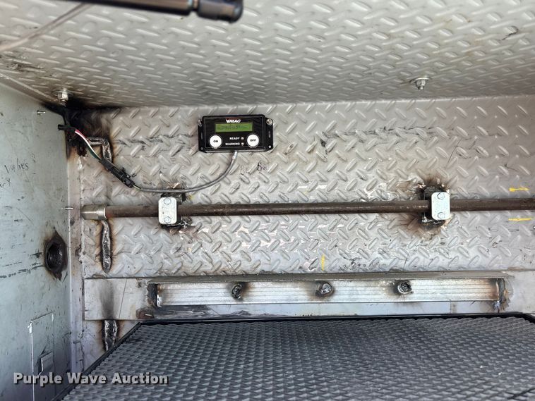 image for item EA4678 2001 International 4900 utility / service truck