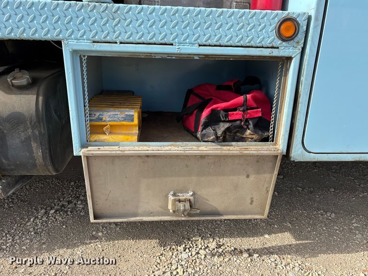 image for item EA4678 2001 International 4900 utility / service truck