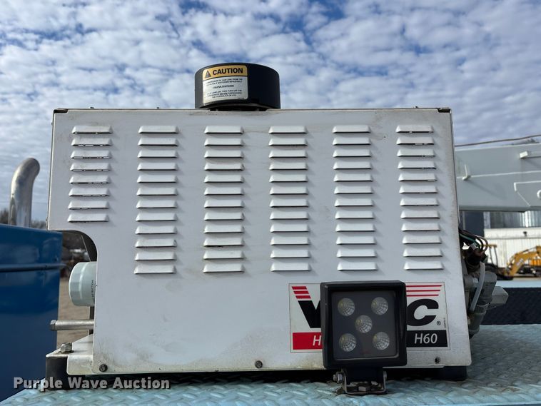 image for item EA4678 2001 International 4900 utility / service truck