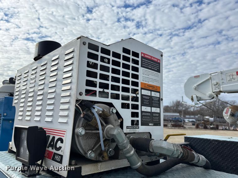 image for item EA4678 2001 International 4900 utility / service truck