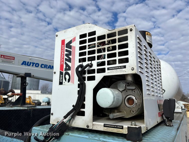 image for item EA4678 2001 International 4900 utility / service truck