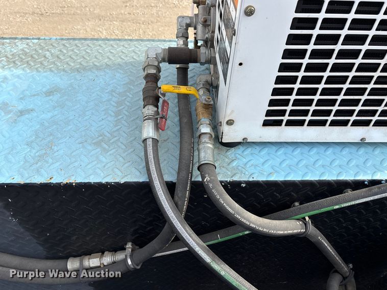 image for item EA4678 2001 International 4900 utility / service truck