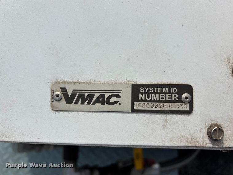 image for item EA4678 2001 International 4900 utility / service truck