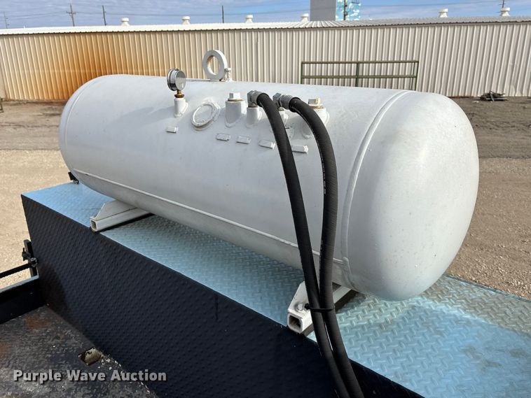 image for item EA4678 2001 International 4900 utility / service truck