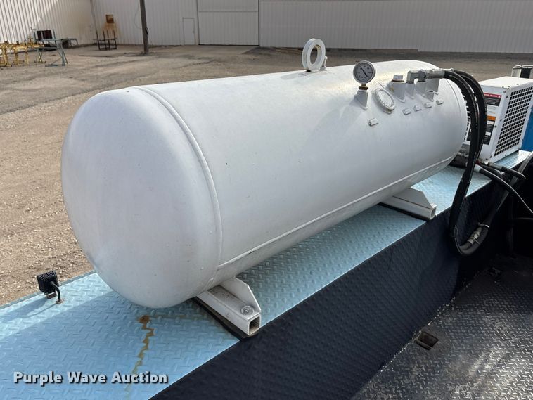 image for item EA4678 2001 International 4900 utility / service truck