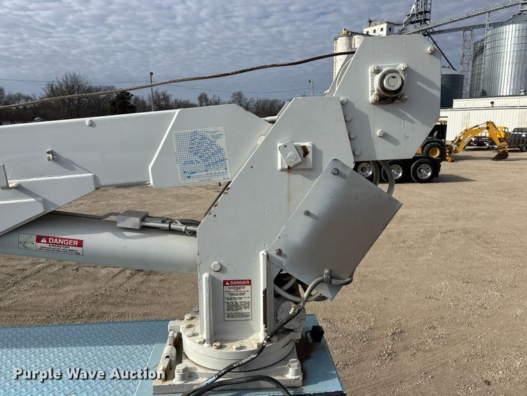 image for item EA4678 2001 International 4900 utility / service truck