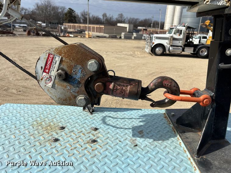 image for item EA4678 2001 International 4900 utility / service truck