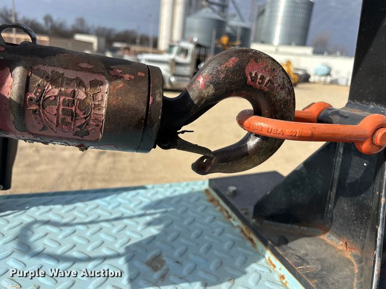 image for item EA4678 2001 International 4900 utility / service truck