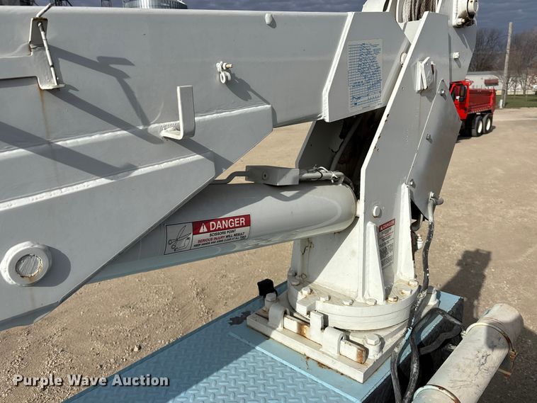 image for item EA4678 2001 International 4900 utility / service truck