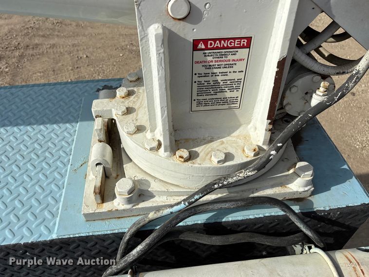 image for item EA4678 2001 International 4900 utility / service truck