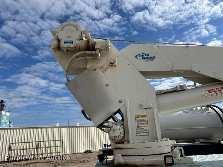 image for item EA4678 2001 International 4900 utility / service truck