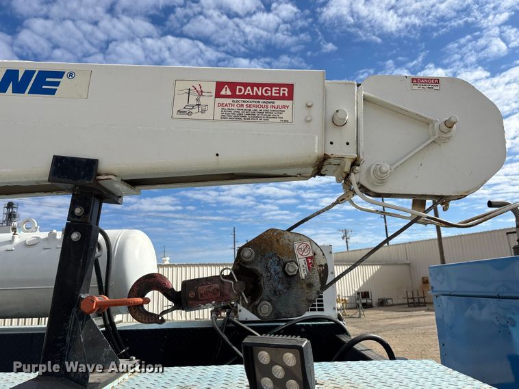 image for item EA4678 2001 International 4900 utility / service truck