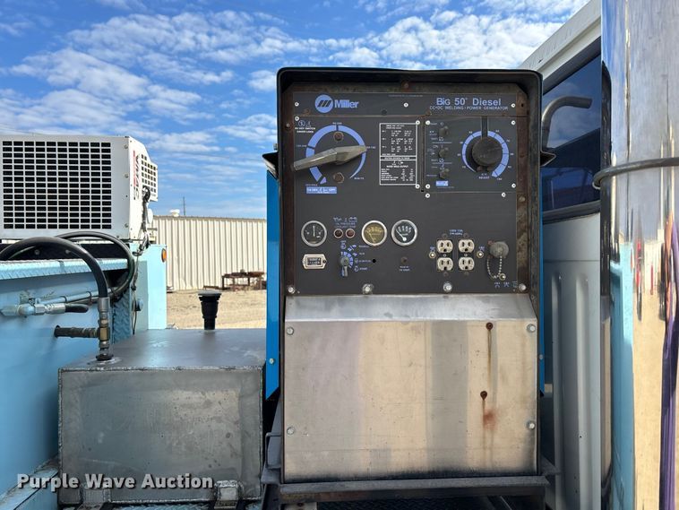 image for item EA4678 2001 International 4900 utility / service truck