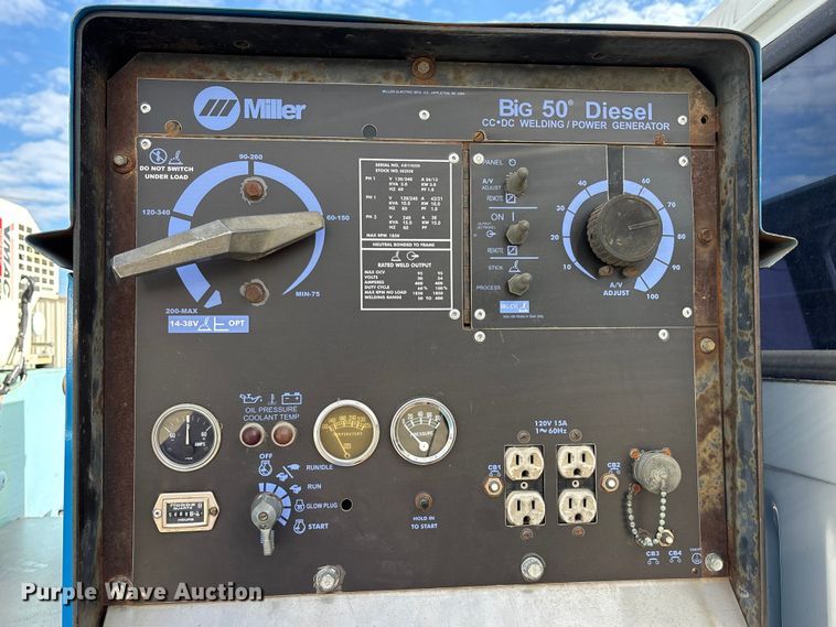 image for item EA4678 2001 International 4900 utility / service truck