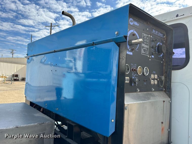 image for item EA4678 2001 International 4900 utility / service truck