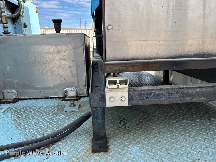 image for item EA4678 2001 International 4900 utility / service truck