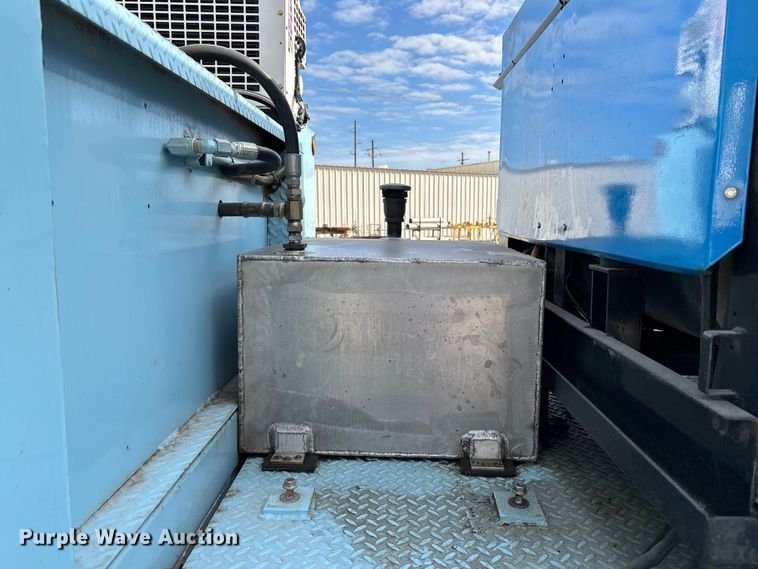 image for item EA4678 2001 International 4900 utility / service truck