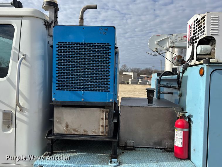 image for item EA4678 2001 International 4900 utility / service truck