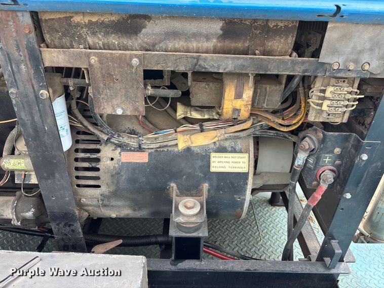 image for item EA4678 2001 International 4900 utility / service truck