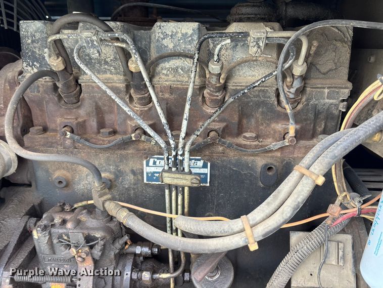 image for item EA4678 2001 International 4900 utility / service truck