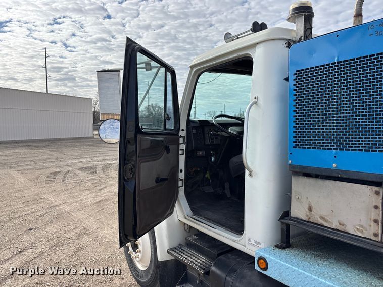 image for item EA4678 2001 International 4900 utility / service truck