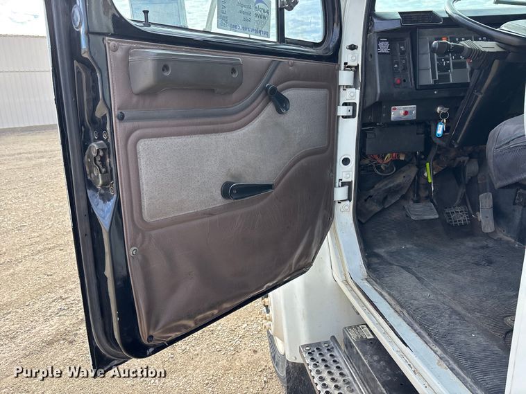 image for item EA4678 2001 International 4900 utility / service truck