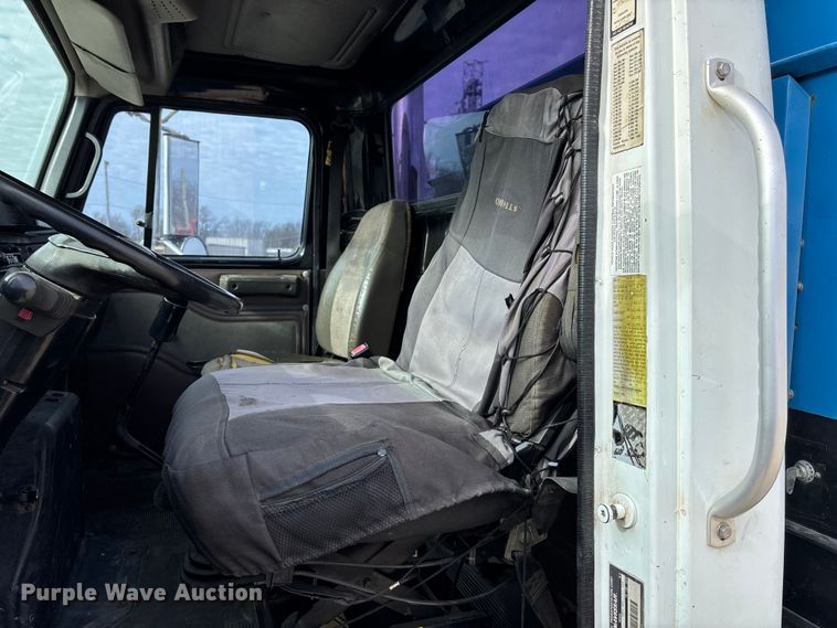 image for item EA4678 2001 International 4900 utility / service truck