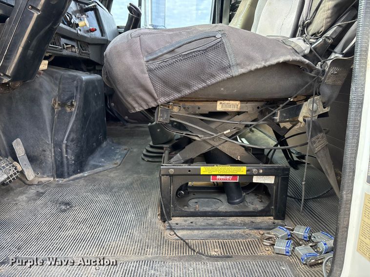 image for item EA4678 2001 International 4900 utility / service truck