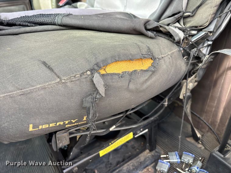 image for item EA4678 2001 International 4900 utility / service truck