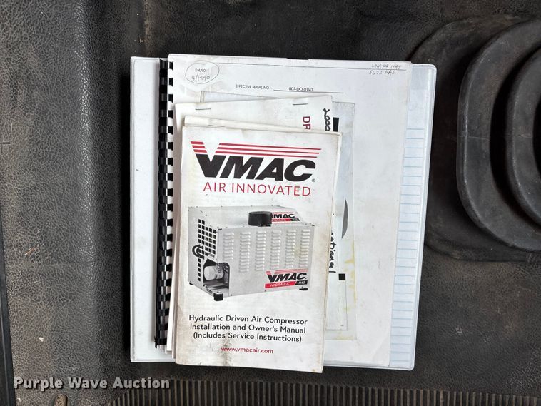 image for item EA4678 2001 International 4900 utility / service truck