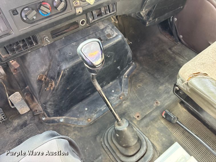 image for item EA4678 2001 International 4900 utility / service truck