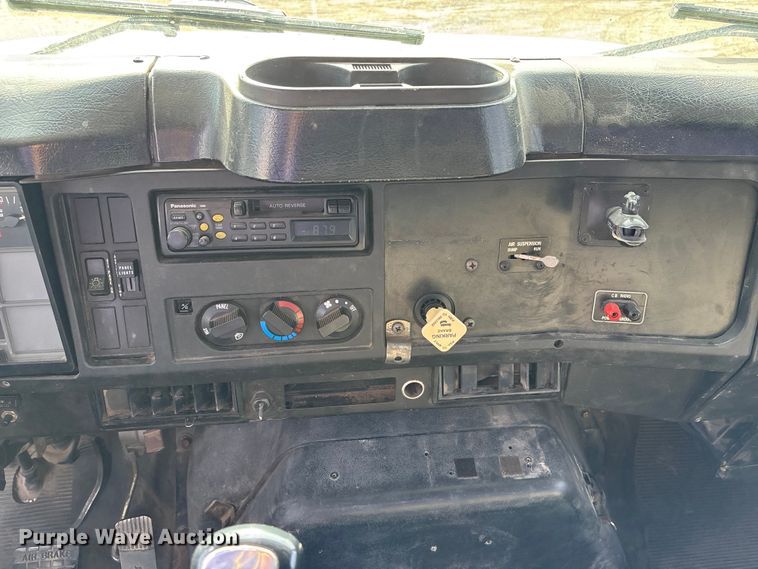 image for item EA4678 2001 International 4900 utility / service truck