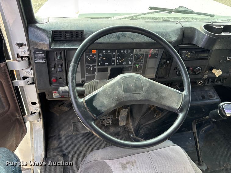 image for item EA4678 2001 International 4900 utility / service truck