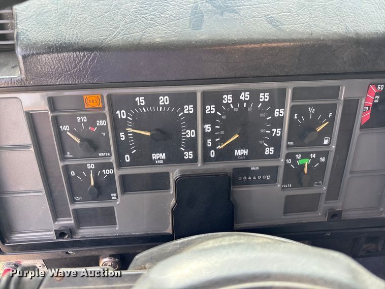 image for item EA4678 2001 International 4900 utility / service truck