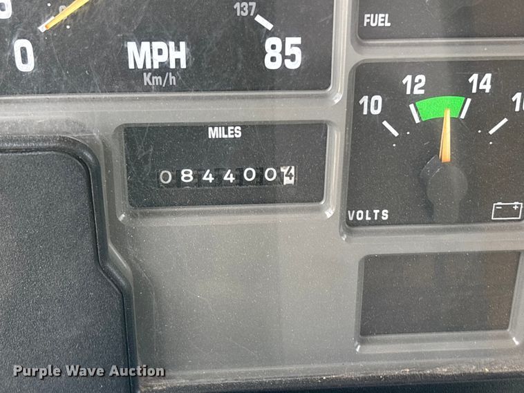 image for item EA4678 2001 International 4900 utility / service truck