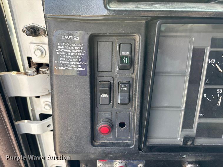 image for item EA4678 2001 International 4900 utility / service truck