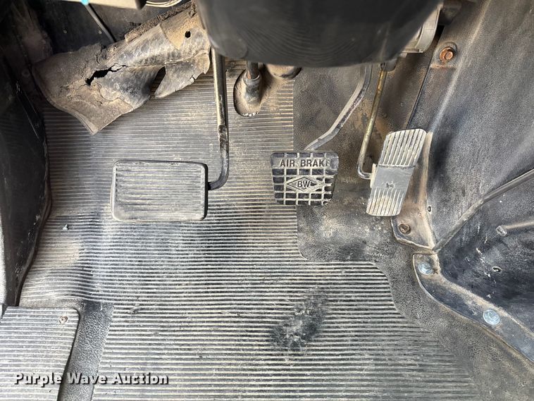 image for item EA4678 2001 International 4900 utility / service truck