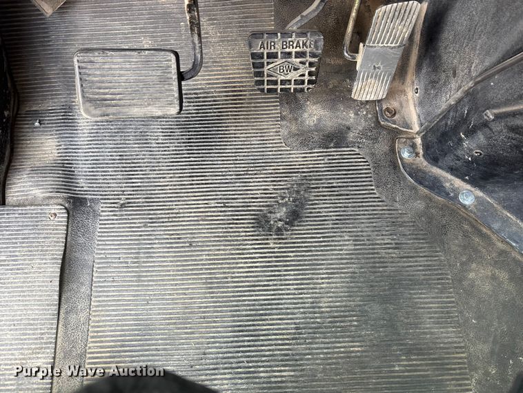 image for item EA4678 2001 International 4900 utility / service truck