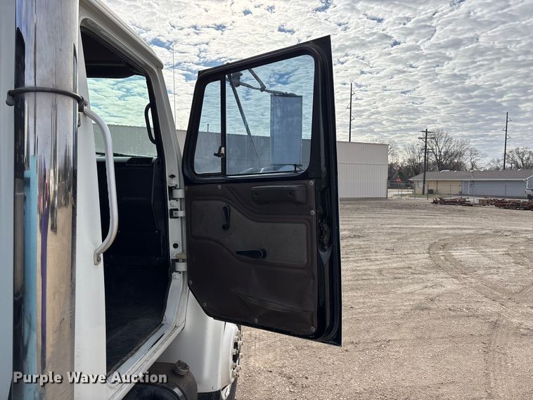 image for item EA4678 2001 International 4900 utility / service truck