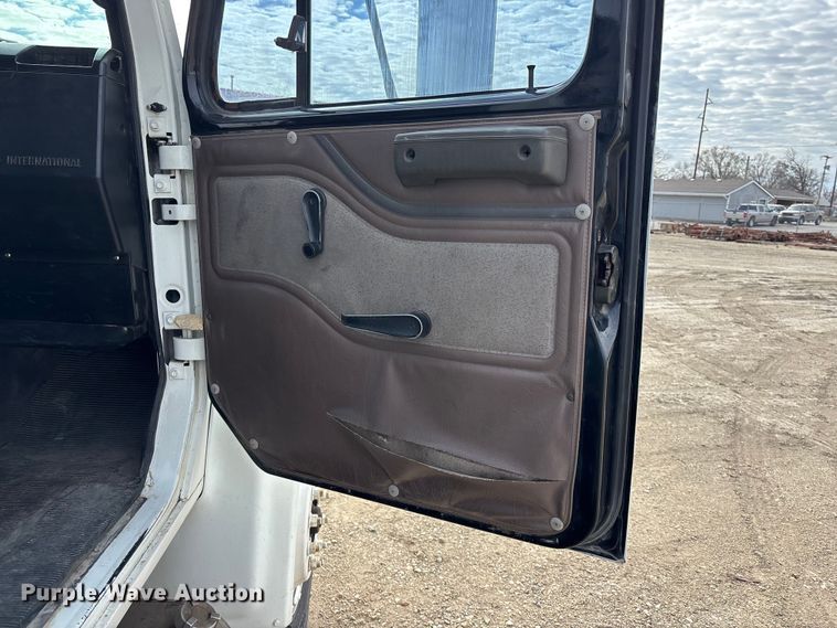 image for item EA4678 2001 International 4900 utility / service truck